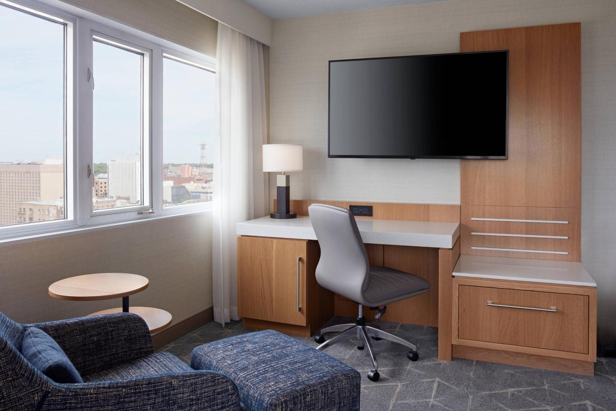 Delta Hotels By Marriott Saskatoon Downtown Exterior photo